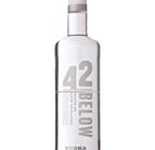 Eine auffällige Vodkaflasche mit dem Namen "42 Below Vodka" vor einem urbanen Hintergrund.