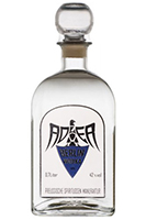 Eine markante Vodkaflasche mit dem Namen "Adler Berlin Wodka" vor einem urbanen Hintergrund.