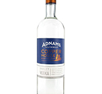 Eine ansprechende Vodkaflasche mit dem Namen "Adnams Vodka" vor einem neutralen Hintergrund.