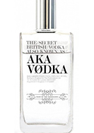 Eine elegante Vodkaflasche mit dem Namen "Aka Vodka" vor einem neutralen Hintergrund.