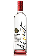 Akvinta Vodka Eine elegante Vodkaflasche mit dem Namen "Akvinta Vodka" vor einem neutralen Hintergrund.