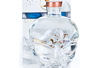 Eine elegante Vodkaflasche mit dem Namen "Allie Vodka" vor einem minimalistischen Hintergrund.