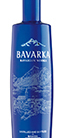 Eine elegante Vodkaflasche mit dem Namen "Bavarka Bavarian Vodka" vor einem traditionellen Hintergrund.