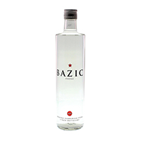 Eine ansprechende Vodkaflasche mit dem Namen "Bazic Vodka" vor einem minimalistischen Hintergrund.
