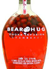 Eine elegante Vodkaflasche mit dem Namen "Bear Hug Vodka" vor einem neutralen Hintergrund.