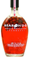 Eine elegante Vodkaflasche mit dem Namen "Bear Hug Vodka" vor einem neutralen Hintergrund.