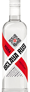 Eine elegante Vodkaflasche mit dem Namen "Belaya Rus Vodka" vor einem neutralen Hintergrund.