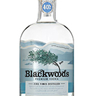 Eine markante Vodkaflasche mit dem Namen "Blackwoods Vodka" vor einem neutralen Hintergrund.