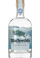 Eine markante Vodkaflasche mit dem Namen "Blackwoods Vodka" vor einem neutralen Hintergrund.