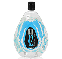 Blue 42 Vodka Eine ansprechende Vodkaflasche mit dem Namen "Blue 42 Vodka" vor einem neutralen Hintergrund.