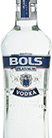 Eine ansprechende Vodkaflasche mit dem Namen "Bols Vodka" vor einem neutralen Hintergrund.