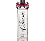 Eine ansprechende Vodkaflasche mit dem Namen "Chase Vodka" vor einem neutralen Hintergrund.