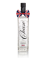 Eine ansprechende Vodkaflasche mit dem Namen "Chase Vodka" vor einem neutralen Hintergrund.