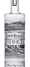 Eine ansprechende Vodkaflasche mit dem Namen "Cold River Vodka" vor einem natürlichen Hintergrund.