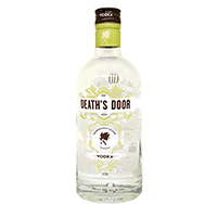 Eine markante Vodkaflasche mit dem Namen "Deaths Door Vodka" vor einem neutralen Hintergrund.