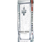 Eine ansprechende Vodkaflasche mit dem Namen "Double Cross Vodka" vor einem neutralen Hintergrund.