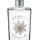 Edelweiss Vodka Eine stilvolle Vodkaflasche mit dem Namen "Edelweiss Vodka" vor einem neutralen Hintergrund.
