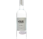 Eine stilvolle Vodkaflasche mit dem Namen "Fair Vodka" vor einem neutralen Hintergrund.
