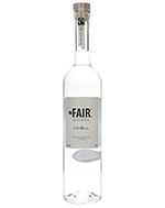 Eine stilvolle Vodkaflasche mit dem Namen "Fair Vodka" vor einem neutralen Hintergrund.