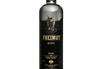 Eine ansprechende Vodkaflasche mit dem Namen "Freimut Wodka" vor einem rustikalen Hintergrund.