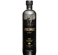 Eine ansprechende Vodkaflasche mit dem Namen "Freimut Wodka" vor einem rustikalen Hintergrund.