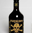 Eine auffällige Vodkaflasche mit dem Namen "Fuckoff" vor einem provokanten Hintergrund.