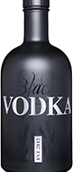 Eine markante Vodkaflasche mit dem Namen "Gansloser Black Vodka" vor einem dunklen Hintergrund.