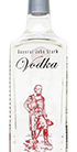 Eine stilvolle Vodkaflasche mit dem Namen "General John Stark Vodka" vor einem historischen Hintergrund.