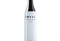 Eine auffällige Vodkaflasche mit dem Namen "Goral Vodka" vor einem neutralen Hintergrund.
