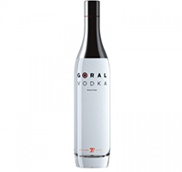 Goral Vodka Eine auffällige Vodkaflasche mit dem Namen "Goral Vodka" vor einem neutralen Hintergrund.