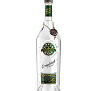 Eine elegante Vodkaflasche mit dem Namen "Green Mark Vodka" vor einem stilvollen Hintergrund.
