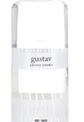 Gustav Vodka Eine elegante Vodkaflasche mit dem Namen "Gustav Vodka" vor einem neutralen Hintergrund.