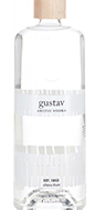 Eine elegante Vodkaflasche mit dem Namen "Gustav Vodka" vor einem neutralen Hintergrund.