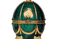 Eine luxuriöse Vodkaflasche mit dem Namen "Imperial Collection Vodka" vor einem opulenten Hintergrund.
