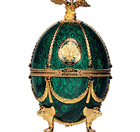 Eine luxuriöse Vodkaflasche mit dem Namen "Imperial Collection Vodka" vor einem opulenten Hintergrund.