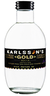 Eine ansprechende Vodkaflasche mit dem Namen "Karlssons Vodka" vor einem neutralen Hintergrund.