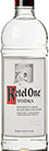 Eine stilvolle Vodkaflasche mit dem Namen "Ketel One Vodka" vor einem neutralen Hintergrund.