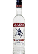 Eine charaktervolle Vodkaflasche mit dem Namen "Krakus Vodka" vor einem rustikalen Hintergrund.