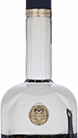 Eine edle Vodkaflasche mit dem Namen "Legend of Kremlin Vodka" vor einem historischen Hintergrund.