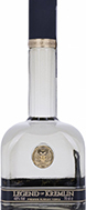 Eine edle Vodkaflasche mit dem Namen "Legend of Kremlin Vodka" vor einem historischen Hintergrund.