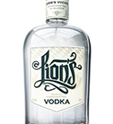 Eine stilvolle Vodkaflasche mit dem Namen "Lions Vodka" vor einem kraftvollen Hintergrund.