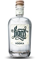 Eine stilvolle Vodkaflasche mit dem Namen "Lions Vodka" vor einem kraftvollen Hintergrund.