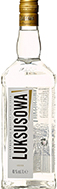 Eine elegante Vodkaflasche mit dem Namen "Luksusowa Vodka" vor einem neutralen Hintergrund.