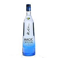 Eine auffällige Vodkaflasche mit dem Namen "Magic Spirits" vor einem kreativen Hintergrund.