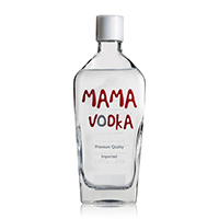 Eine charmante Vodkaflasche mit dem Namen "Mama Vodka" vor einem warmen Hintergrund.