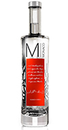 Monaco Munich Vodka Eine ansprechende Vodkaflasche mit dem Namen "Monaco Munich Vodka" vor einem urbanen Hintergrund.