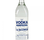 Eine ansprechende Vodkaflasche mit dem Namen "Monopolowa Vodka" vor einem neutralen Hintergrund.