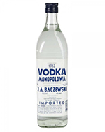 Eine ansprechende Vodkaflasche mit dem Namen "Monopolowa Vodka" vor einem neutralen Hintergrund.