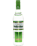 Eine charaktervolle Vodkaflasche mit dem Namen "Moskovskaya Vodka" vor einem urbanen Hintergrund.