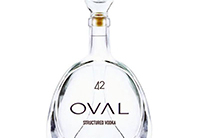 Eine elegante Vodkaflasche mit dem Namen "Oval Vodka" vor einem neutralen Hintergrund.